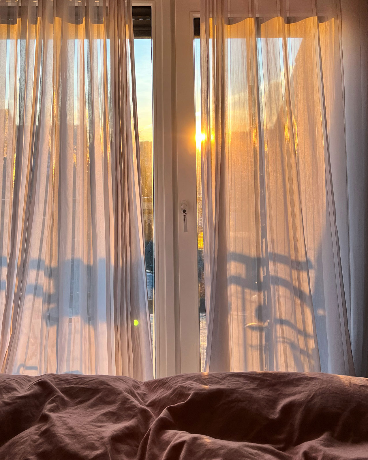 Sonne scheint durch ein Fenster