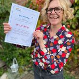Britta Preusse mit dem Zertifikat zur Systemischen Trauerbegleiterin