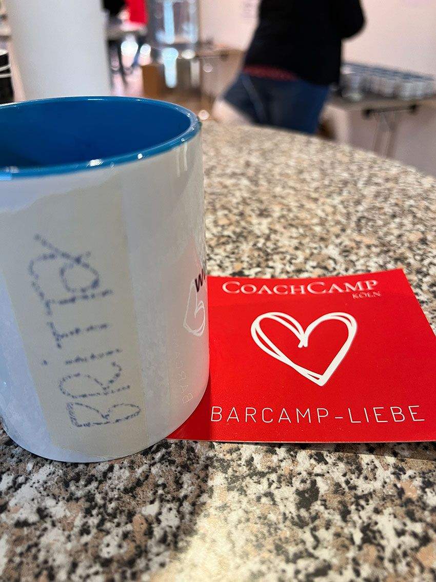 Tasse und Aufkleber als Stimmungsbild für Barcamp Liebe