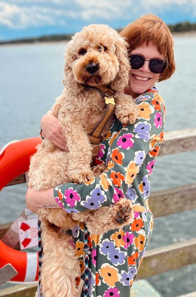 Britta und Hund Cooper im Sommer am Meer